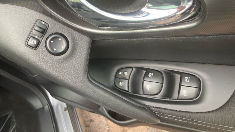 Nissan Qashqai 1.2 DiG-T N-Connecta 5dr Petrol Hatchback